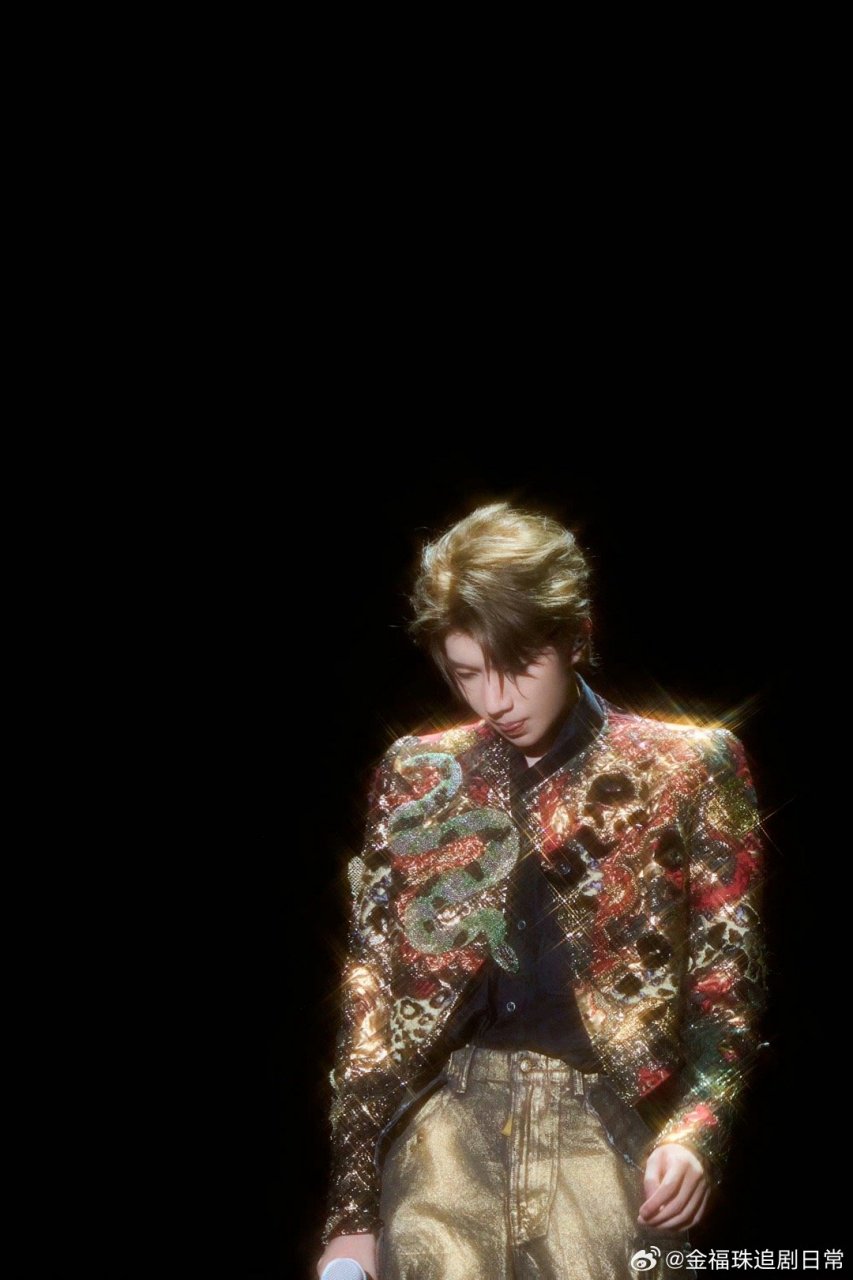 tfboys演唱会上蛋糕突然倒了,王源临场反应能力好强,cue到了接下来要