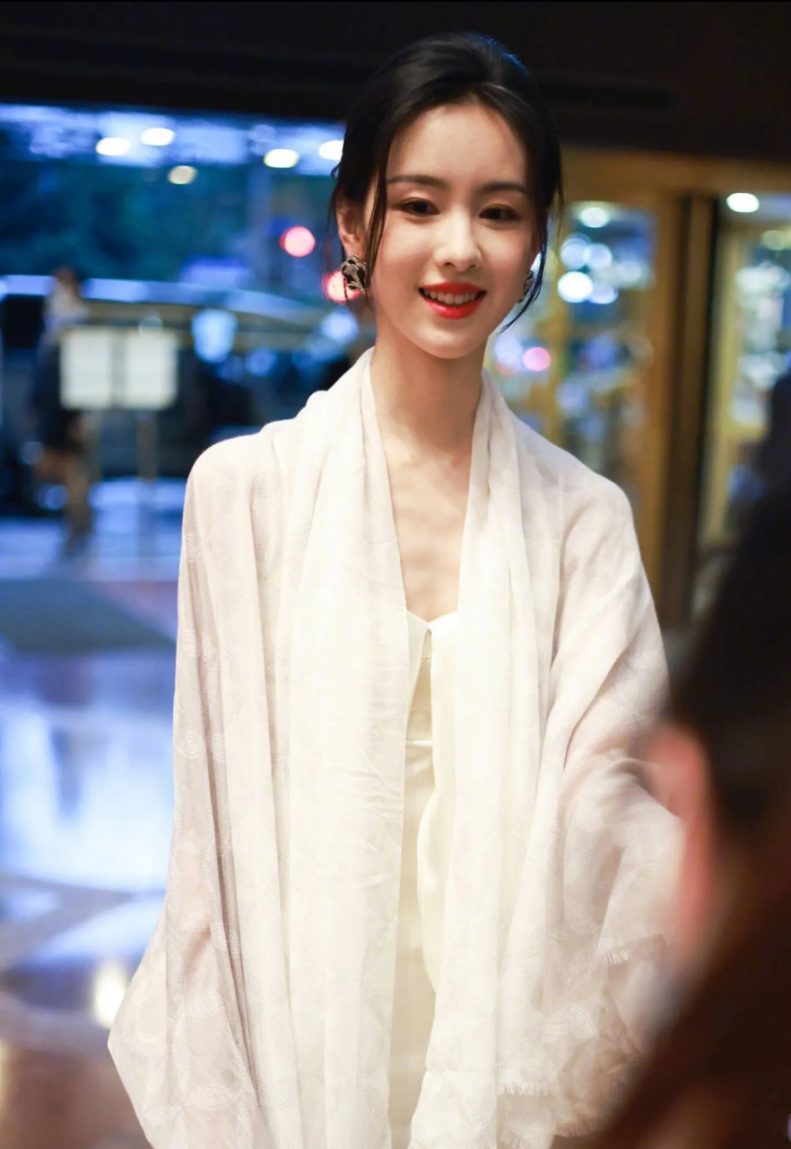 为了追求美,陈都灵也太拼了吧,身形过于消瘦几乎能看到胸前的肋骨了