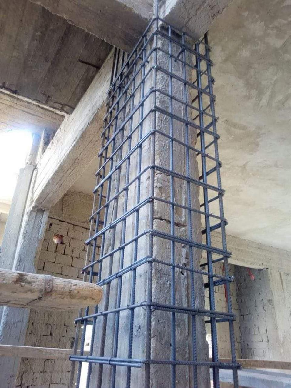 对现有结构的加固,在现有柱周围有纵向和横向钢筋,横向钢筋也叫箍筋