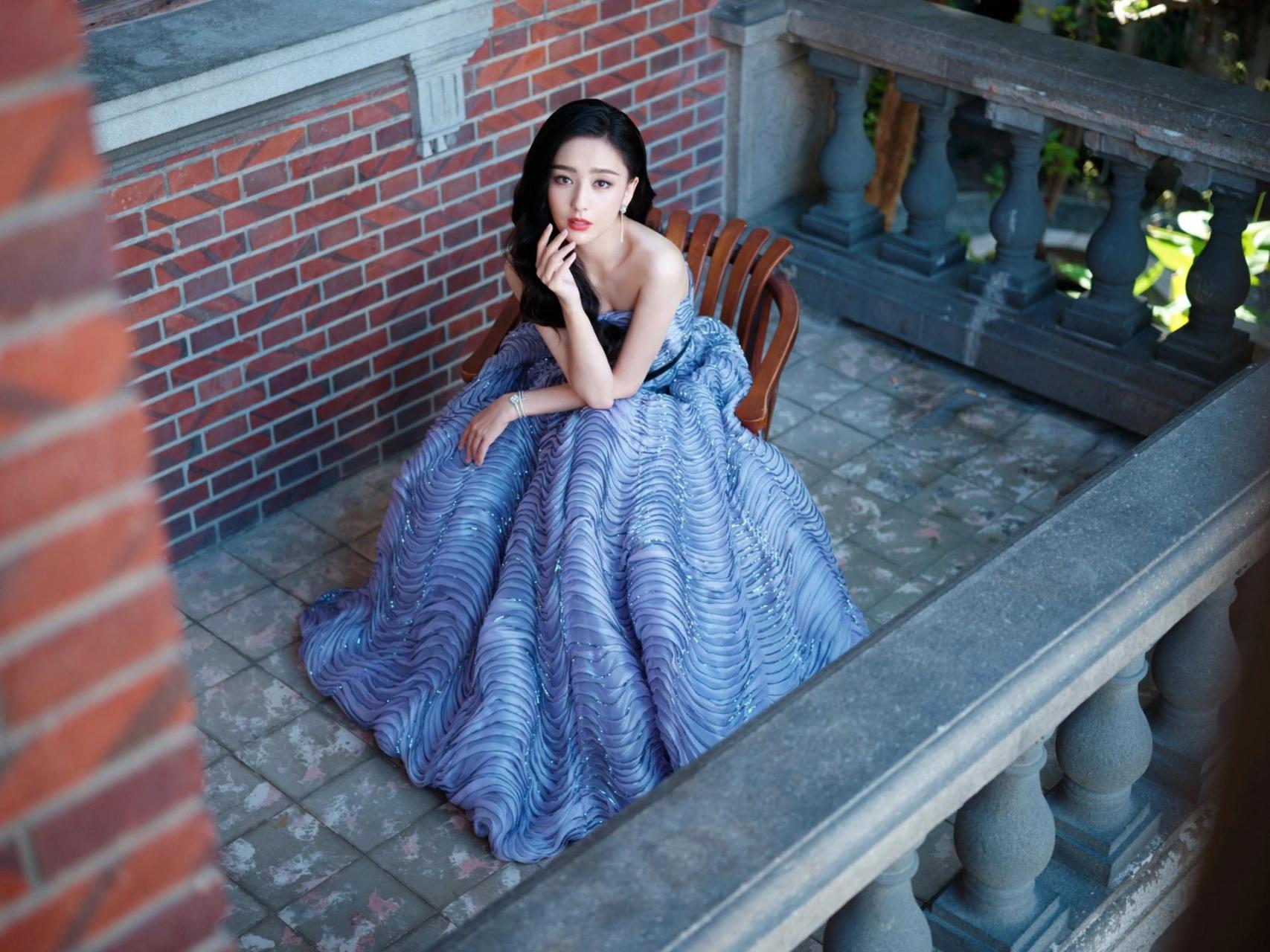 美女演员—佟丽娅 新疆伊犁姑娘佟丽娅蓝色抹胸连衣裙的妆扮怎么样