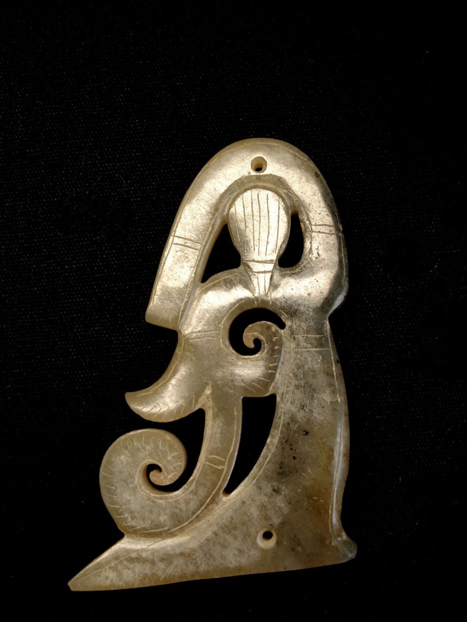 长袖折腰  汉代玉舞人(一对) 高5.6cm 	 玉色淡黄,黑褐色沁,熟润细腻.