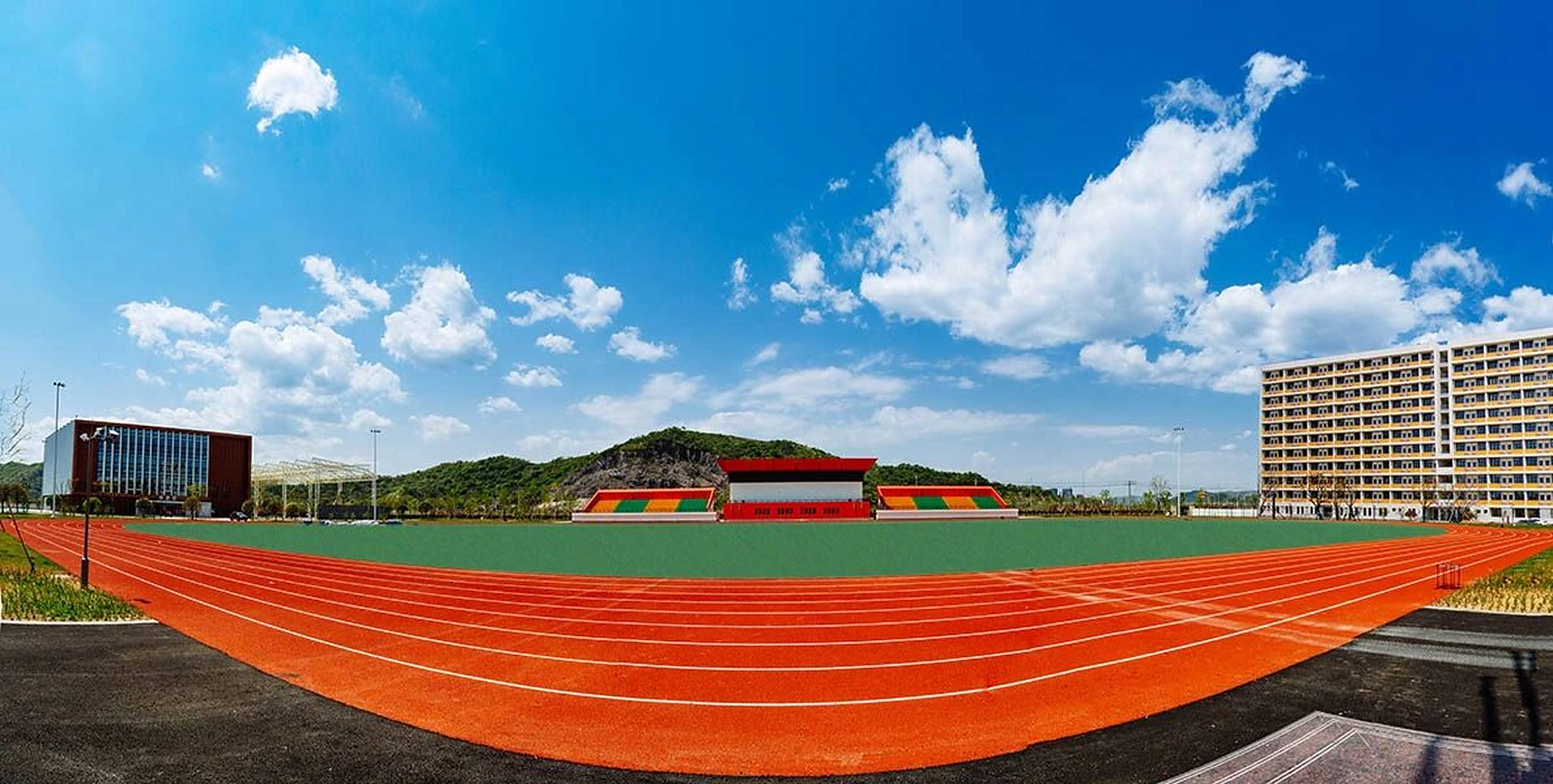 宁波财经学院校园风光图 宁波财经学院坐落于国家历史文化名城,现代化