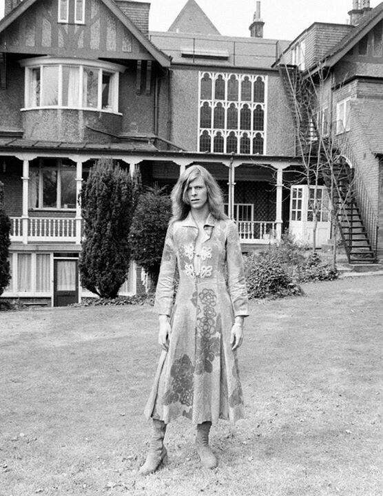 留着长头发前卫打扮的大卫鲍伊