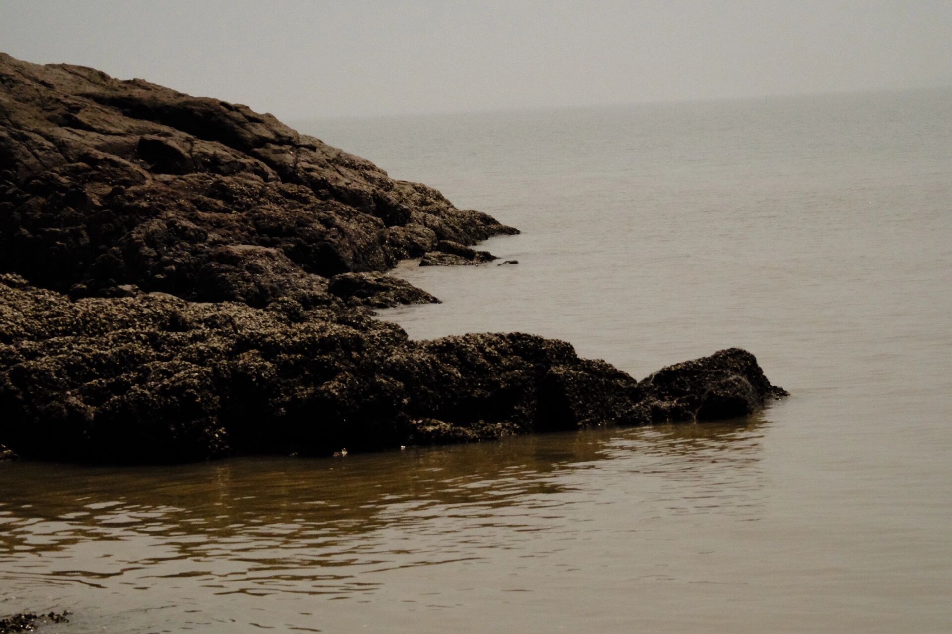 宁波市区无人海滩-——洋沙山 在宁波洋沙山景区被人废弃的沙滩92