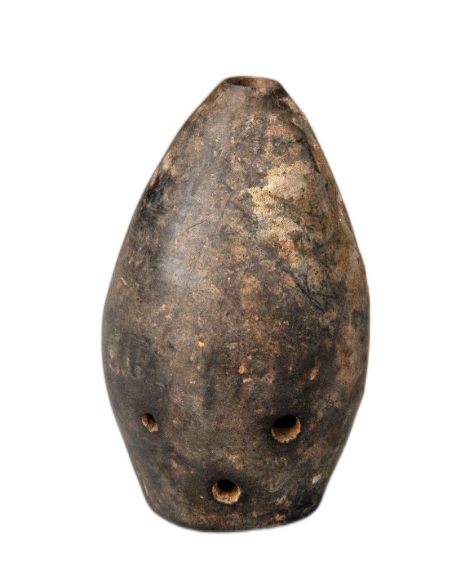 这件来自河南博物院 的五音孔陶埙,呈陀螺形,表面打磨光滑