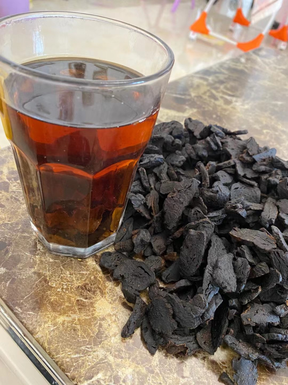 黄精茶 黄精泡水喝的功效有: 1,抑制血糖过高 黄精泡水喝可以抑制肝