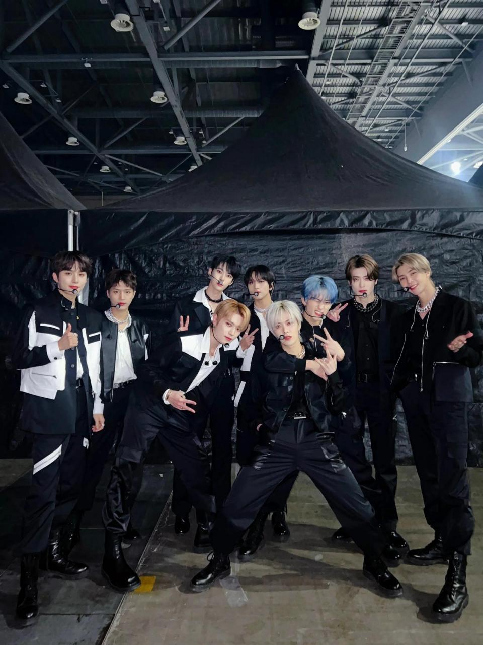 superm或将加入新成员superm预告中出现了各成员所属组合的象征色