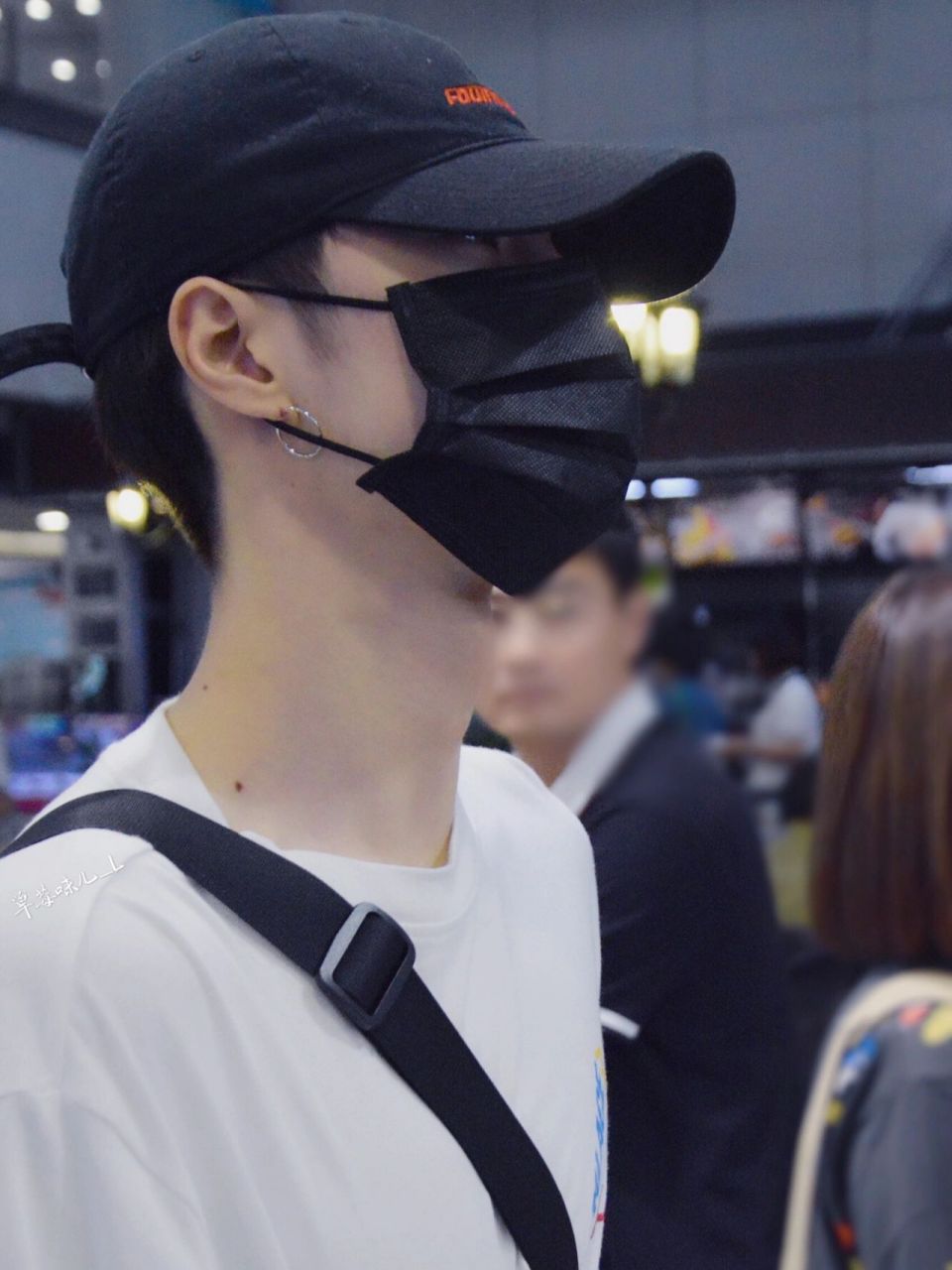 脖子上的痣真的太会长了 王一博 痣很性感  喉结也很性感 最后一张又