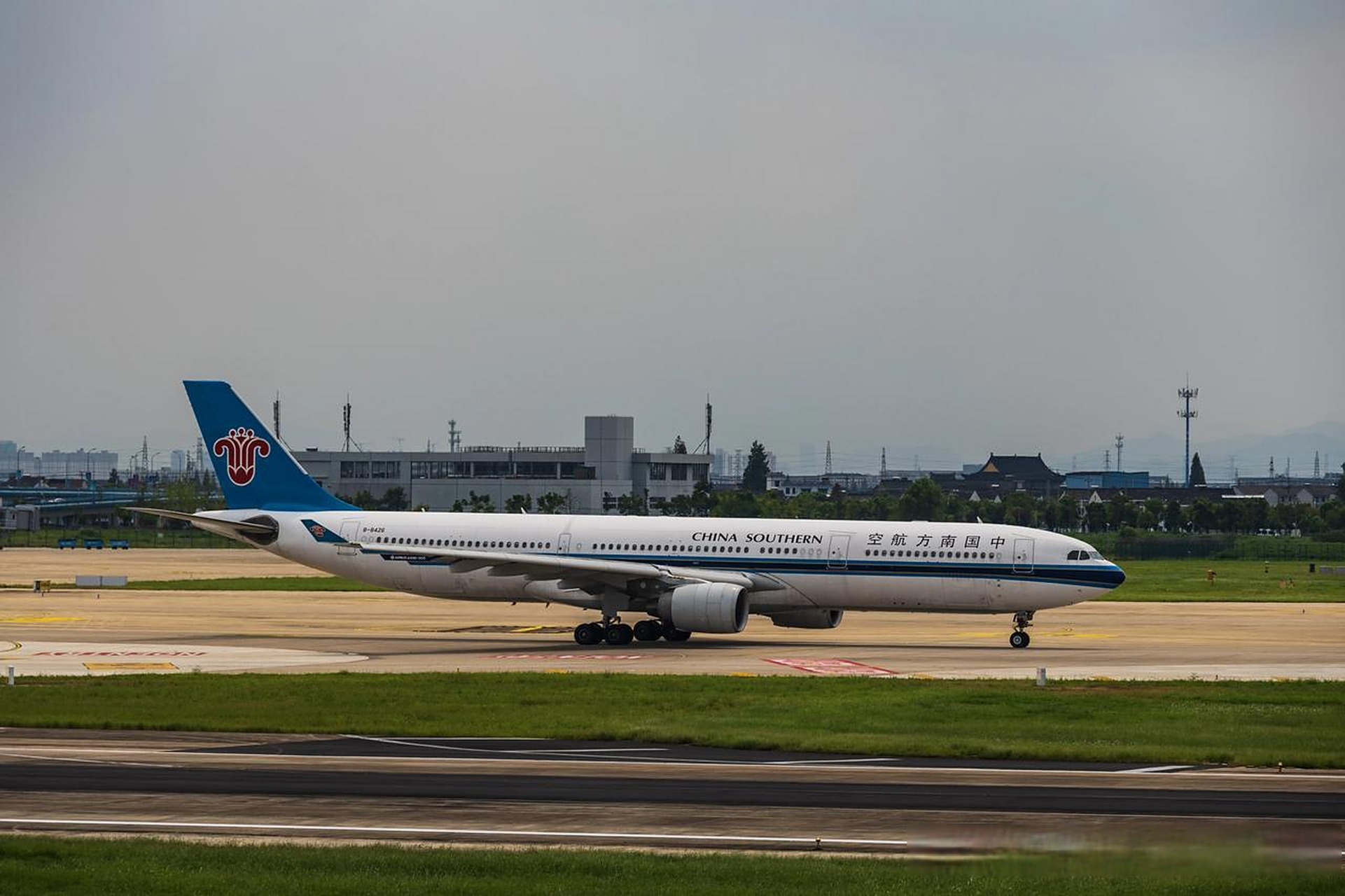 秋日生活打卡季 中国南方航空a330-300,宁波栎社国际机场滑行.