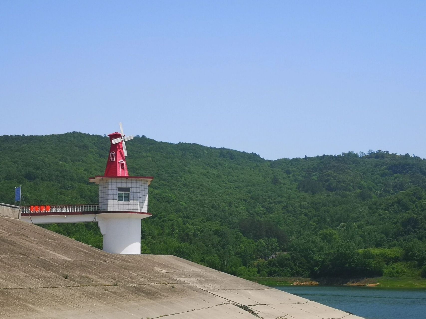 襄阳狮子岩    带着老婆还有2个孩子一起去了谷城的狮子岩水库,五一的