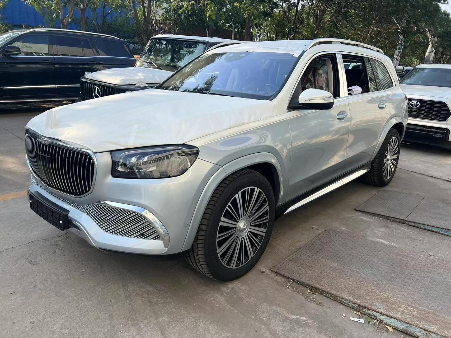23款奔驰迈巴赫gls60002银白双拼/玛奇朵  配置:22轮02迈巴赫专属