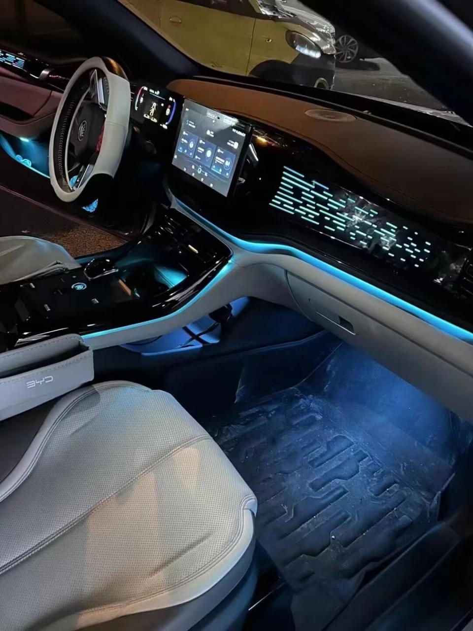 比亚迪秦新增氛围灯效果.