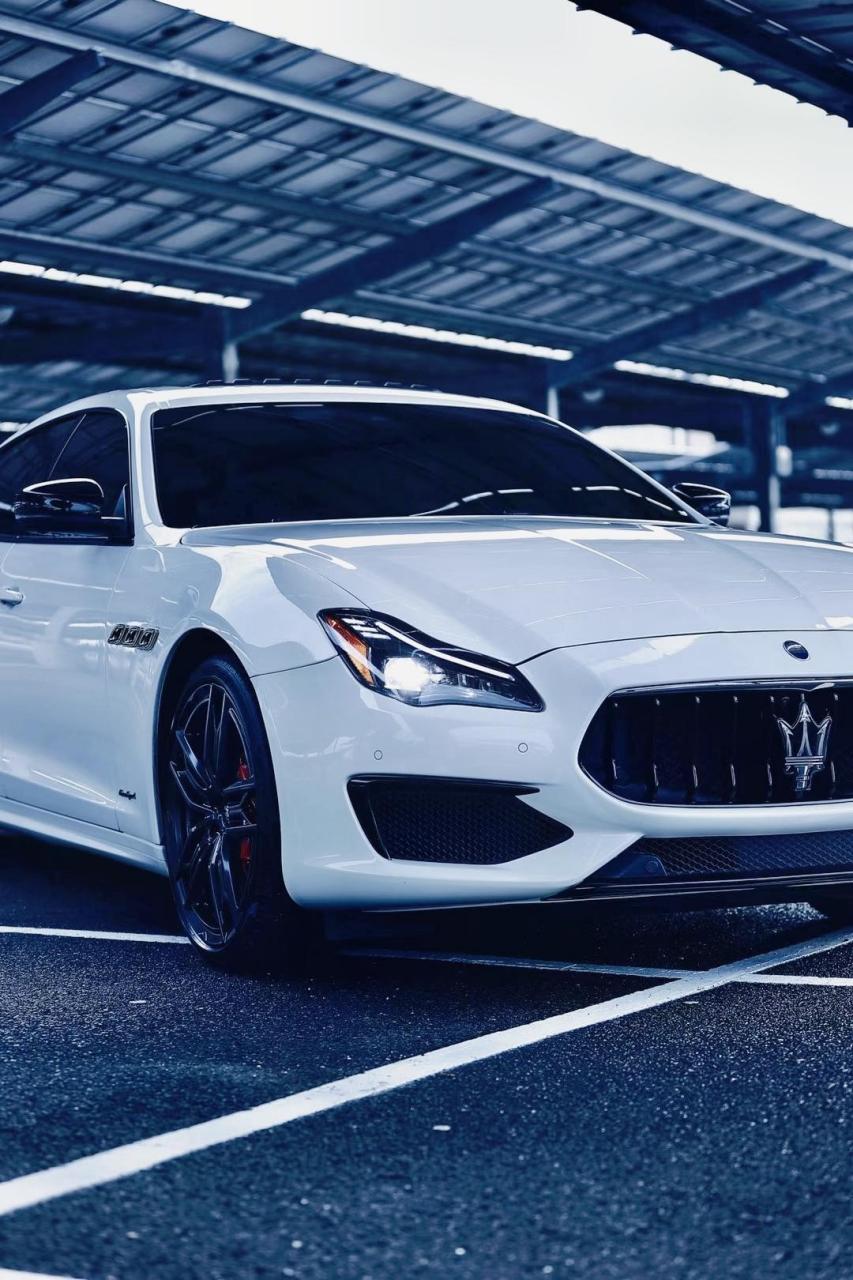 帅气逼人的玛莎拉蒂总裁白武士,局部的黑化,成就黑白配色的经典.