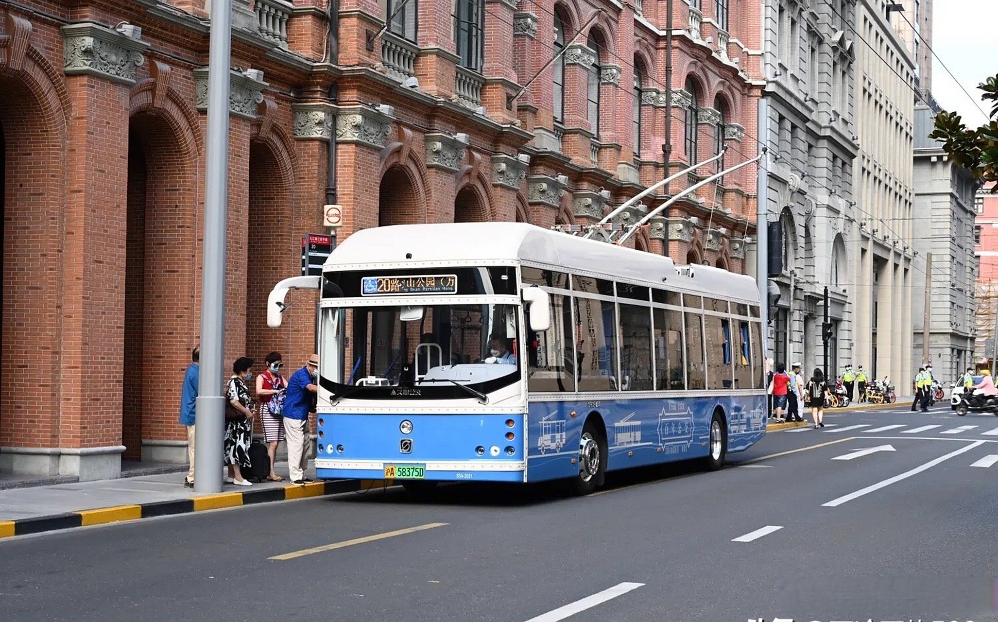 上海街头又一道亮丽的风景线:新上路行驶的20路公交车,既复古又时尚!