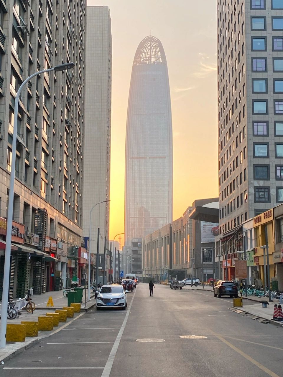 济南绿地中心 机位:麟祥街和纬一路交叉口. 时间:早上六点