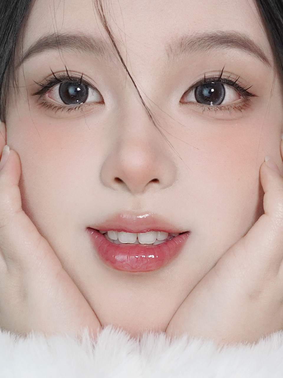 当妆容整体都比较寡淡时,眉眼就显得尤为重要,干净利落的眉毛会把整个