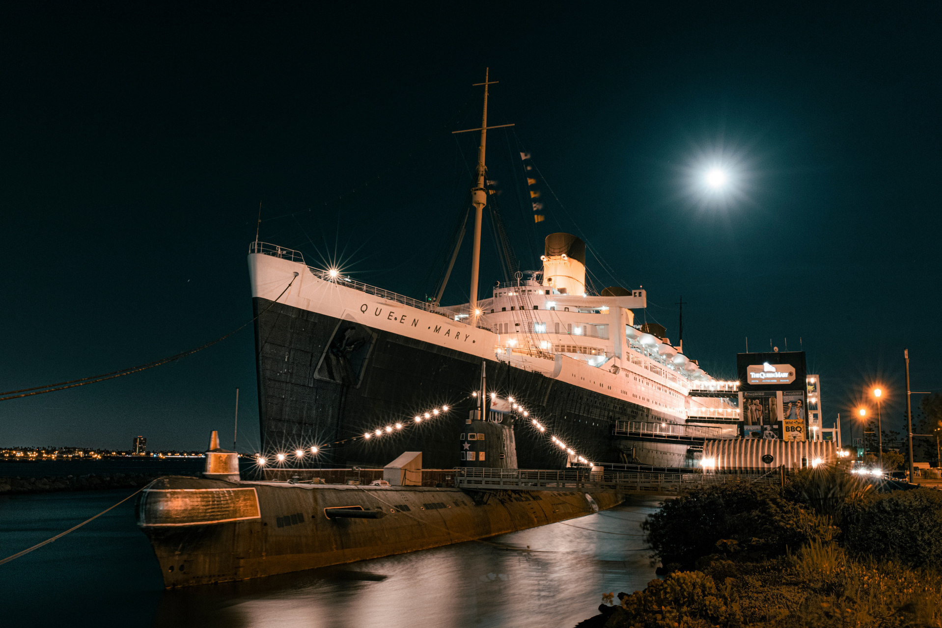 两张照片,玛丽皇后号邮轮,傍晚和晚上照的.