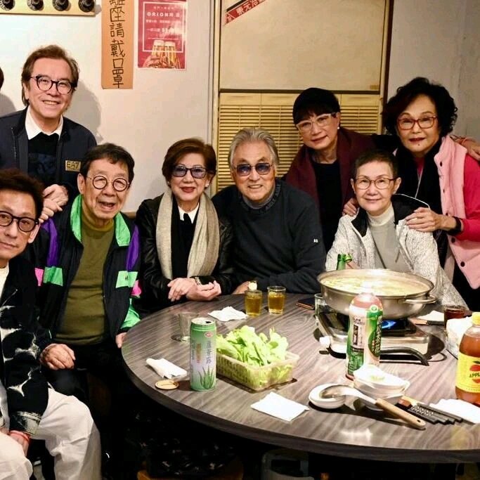 同行还有修哥胡枫,连炎辉及邓光荣太太严珍纳等,此行可以说是邵氏影星