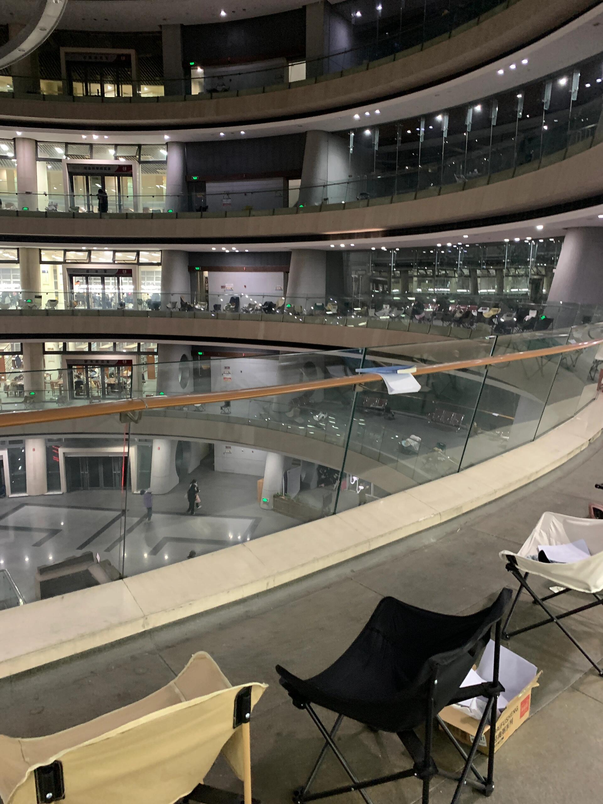 苏大图书馆是一个巨大的钓鱼岛 这个椅子真的很像钓鱼的人随身带的