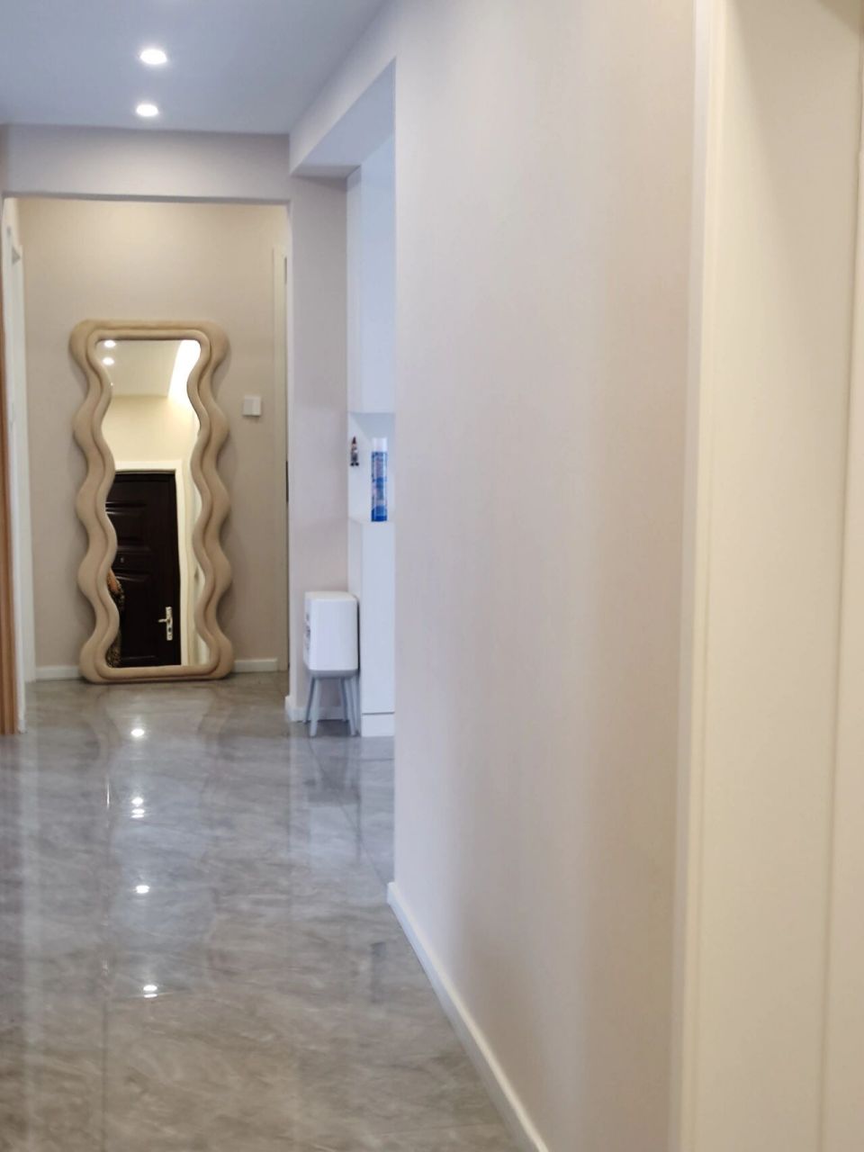 镜子放在玄关对着入户门到底好不好,家里也就这个玄关放这个镜子最