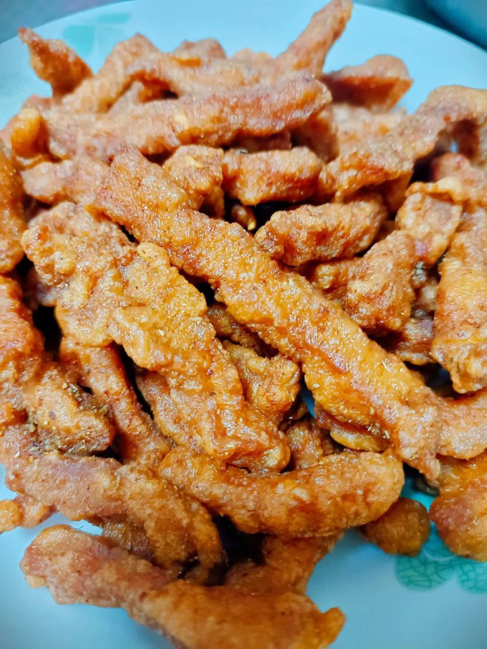 博山炸肉家常做法 猪里脊肉切片,再切成筷子粗细的条 先用生抽,老抽