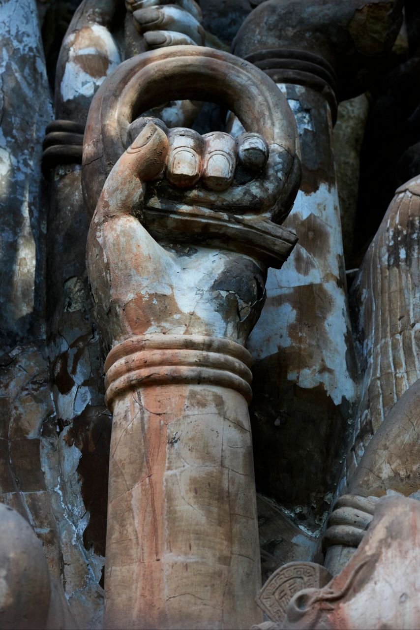 内江东林寺千手观音细节图 位于内江东林寺的千手观音,最让人震撼的是