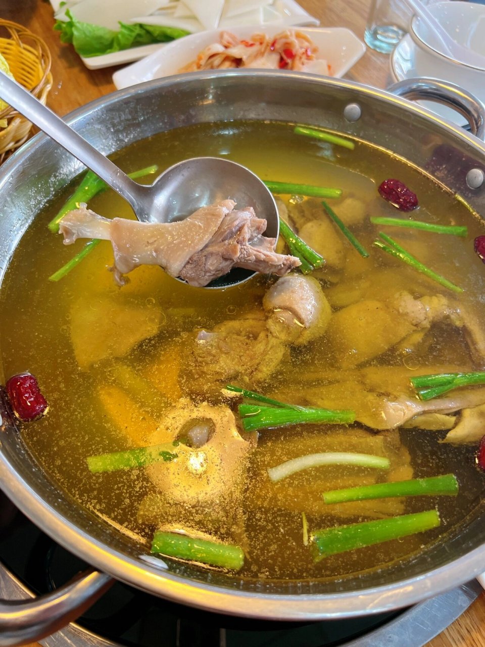 「招牌老鹅汤」这次打卡了她家的老鹅汤,一口下去～嗯?奶奶的味道!