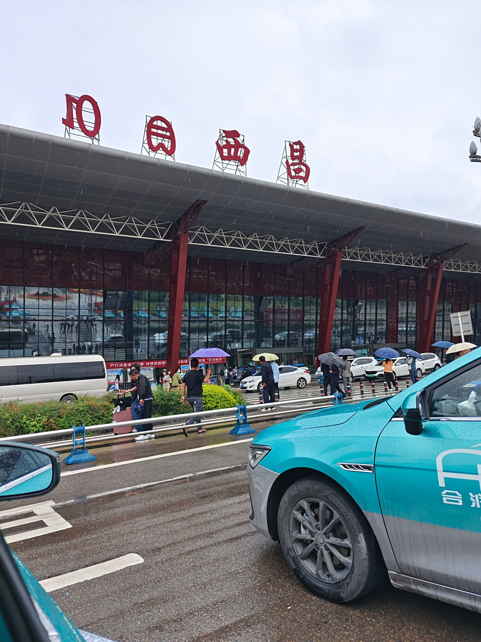 该说不说西昌青山机场的管理确实太乱了,出租车司机不用排队,一堆司机