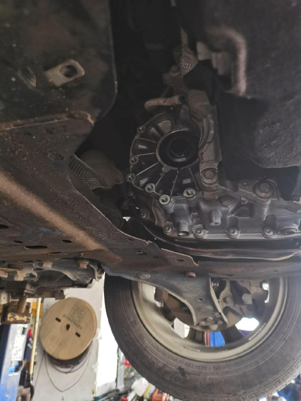 路虎发现神行分动箱油封漏油,更换三个油封搞定,自己diy出来的工具