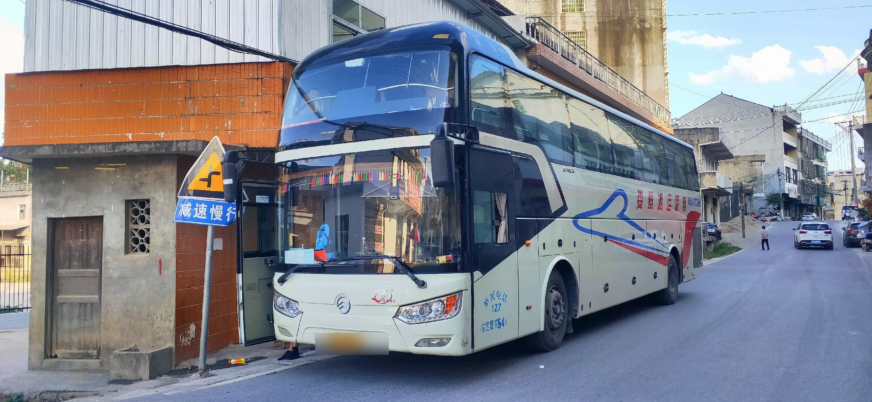 大巴车 公共交通 安全出行 家门口的厦门金旅客车一层半  娄底湘运