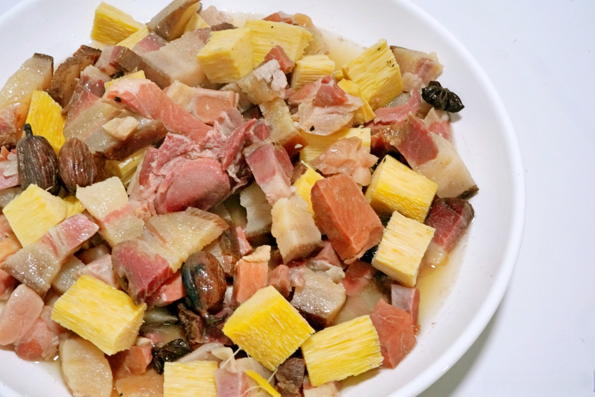 棕包头烀鸡"味道极妙,棕包头取自于腾冲特有的甜棕树尖芯拔出来的嫩茎