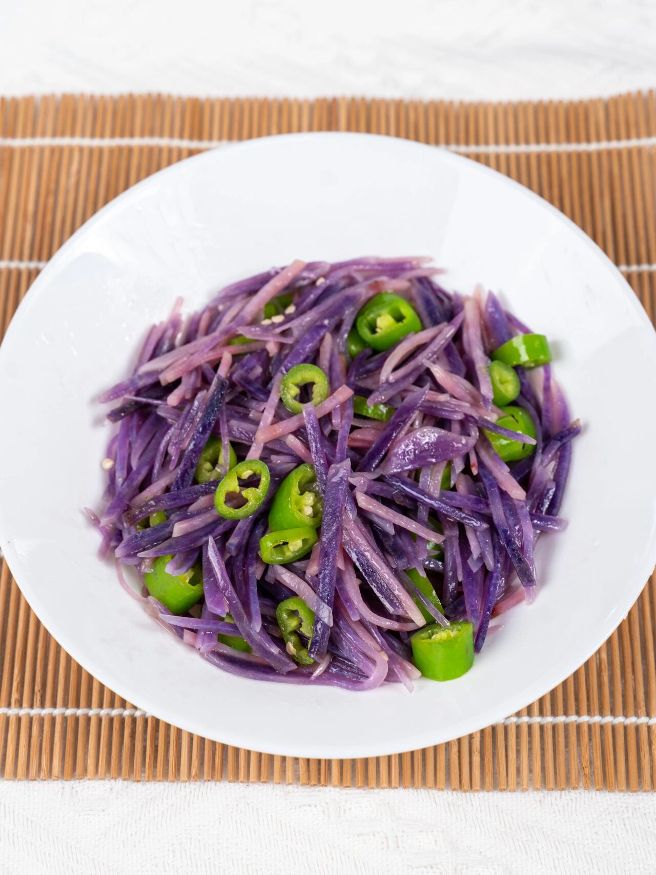 好吃易做家常菜|下饭酸辣土豆丝超级好吃 哇哦~居然有紫色的土豆真的