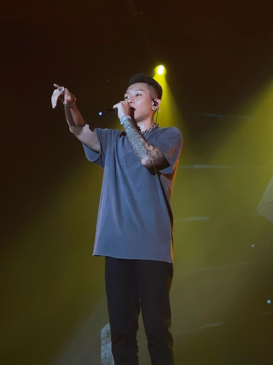 瘦子eso香港演唱会照片 终于可以用自己拍的照片做壁纸了 eso哥太帅了