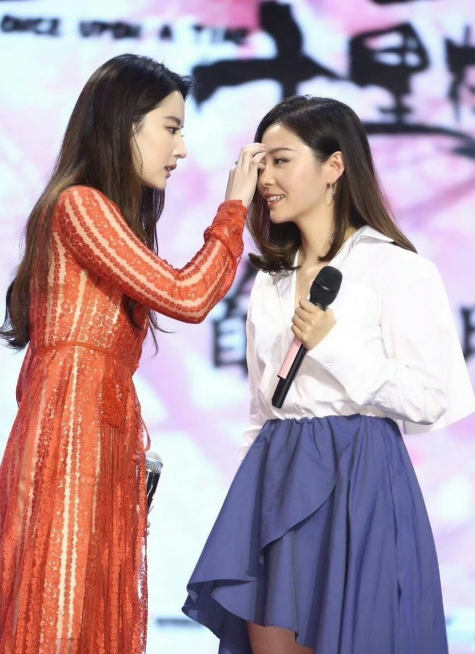 刘亦菲张靓颖合照#神仙姐姐刘亦菲和实力歌手张靓颖的友谊故事,快来