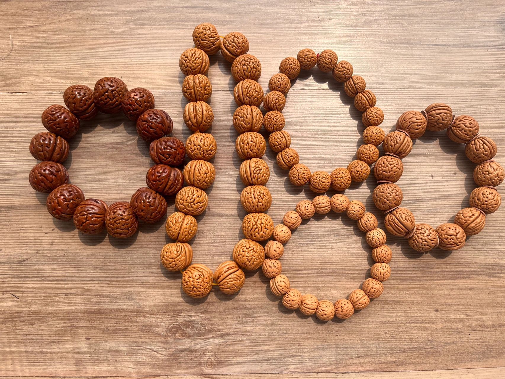 桃核手串 辟邪纳福 桃核雕刻是中国传统特色雕刻艺术,明代的核雕最早