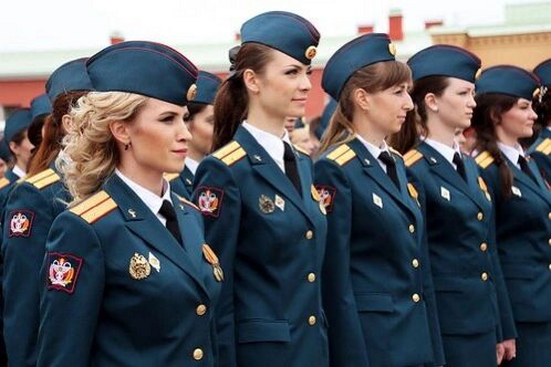 俄罗斯女兵冬装图片