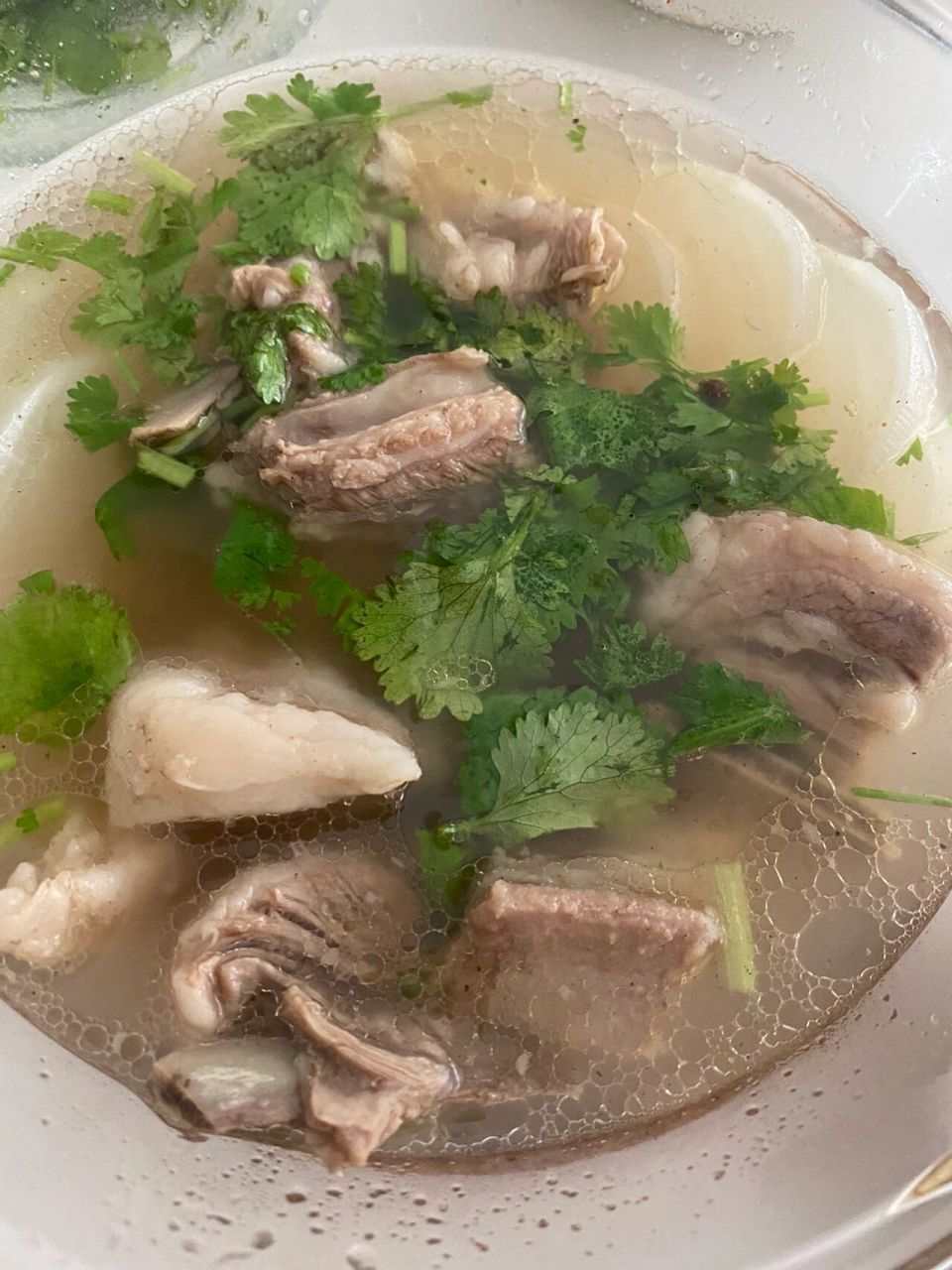 清炖羊肉/万能蘸料 #清炖羊排 1,羊排切小段,焯水(冷水77葱姜白酒)