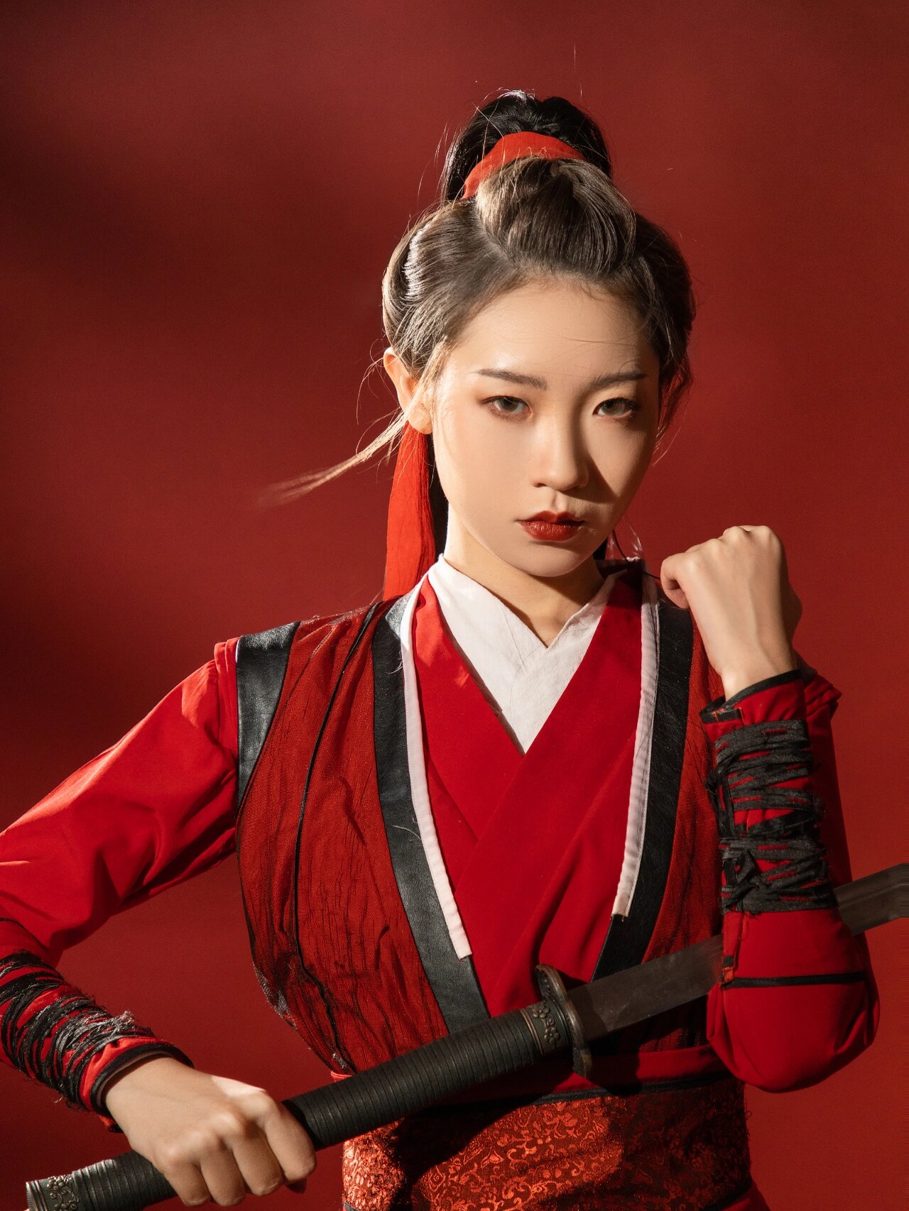 梦吧 	 一袭红衣,干净利落 	 风吹起一缕发丝 	 飒爽英姿,仗剑走天涯