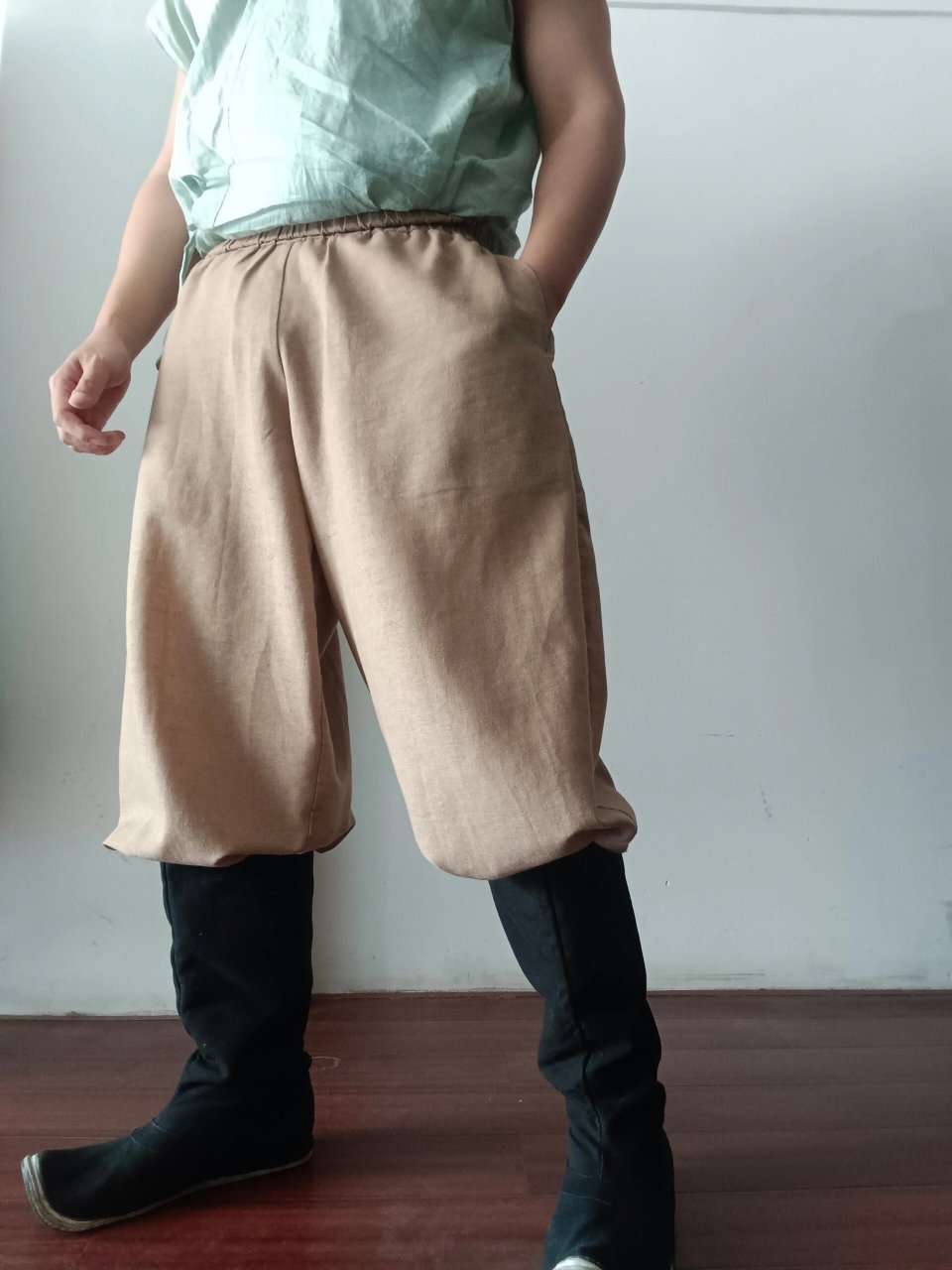 关于汉服里的"裤子" 常见的裤型就是定陵袴,但是穿脱并不方便.