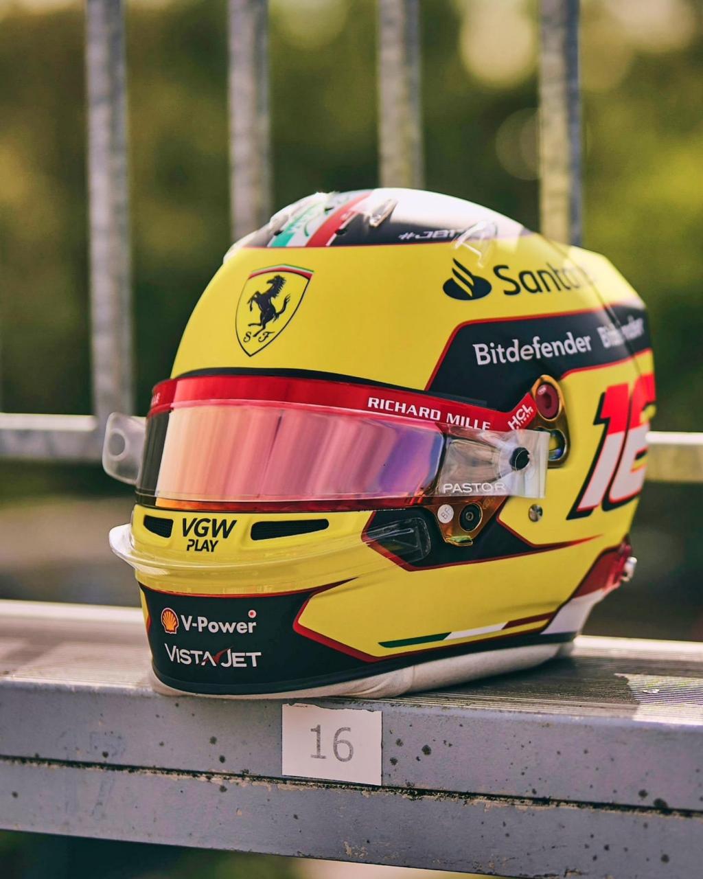 2023f1意大利蒙扎法拉利车手主场头盔.