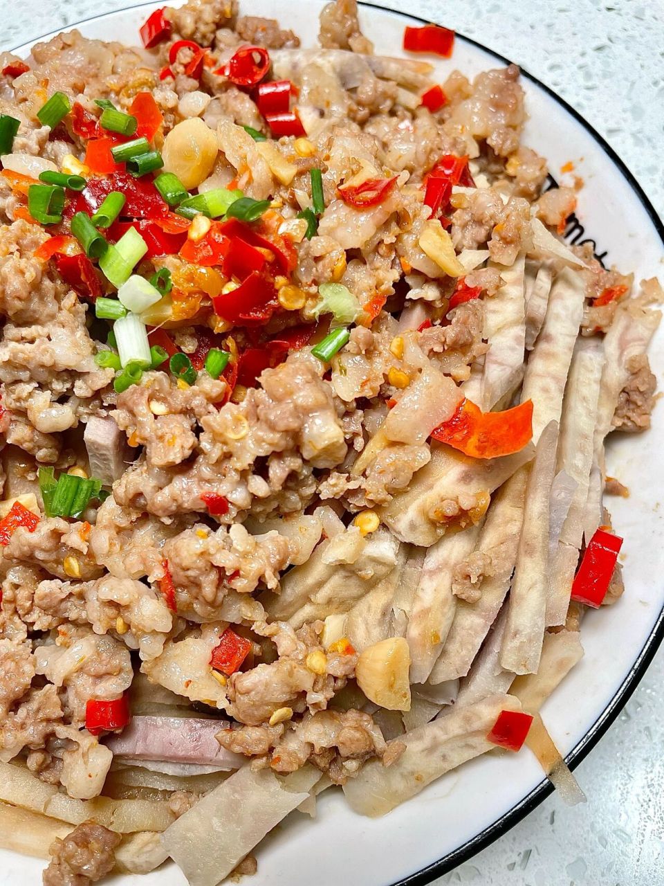 95食材: 97香芋丝,五花肉沫,红椒,剁椒,葱