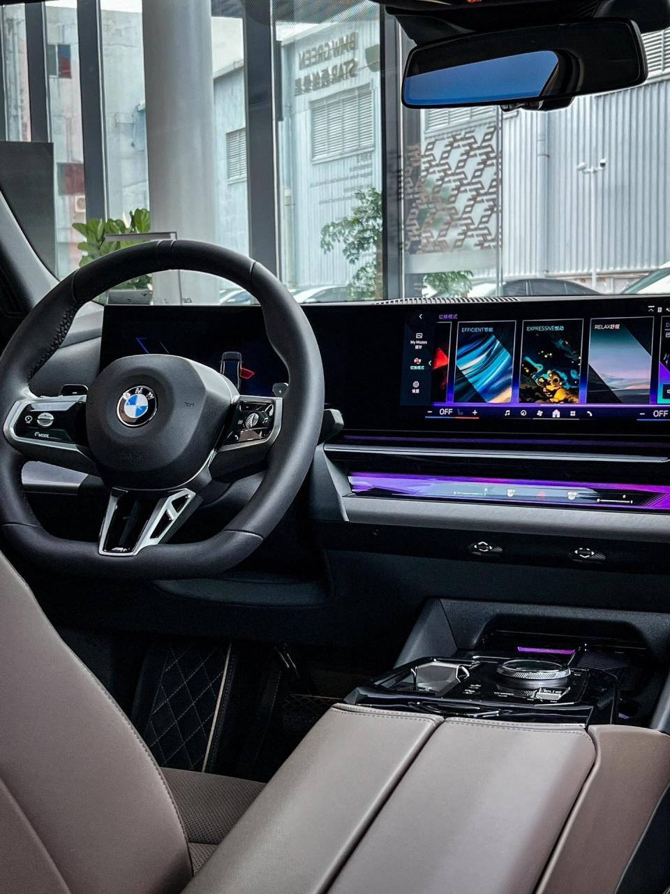 岩石灰 92深咖啡色内饰 比上一代宝马530领先加长69mm 77宽32mm