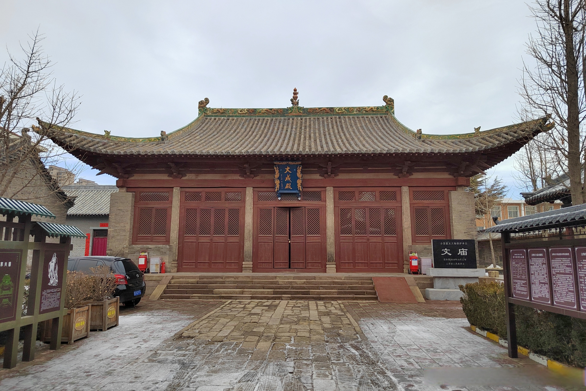 清晨,在长治市长子县东大街上,寻访文庙大成殿和崔府君庙大殿.