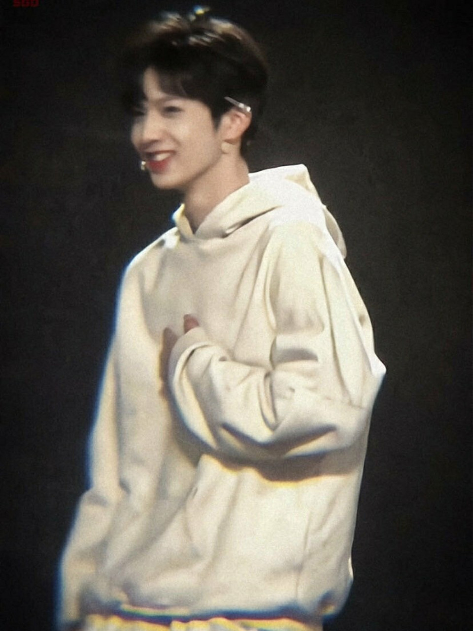 刘耀文绝美壁纸 虽然吻文穿搭确实好,这已经和穿衣搭配没什么关系了