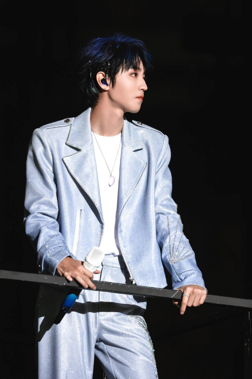 王俊凯十周年神图 王俊凯,回头望,轻舟已过万重山,向前看,长路漫漫亦