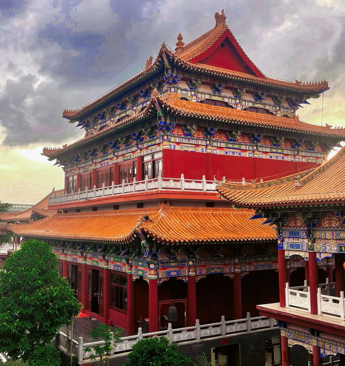 海南岛第一大佛教寺院|海口·灵山寺      到灵山寺,是我见过规模宏大