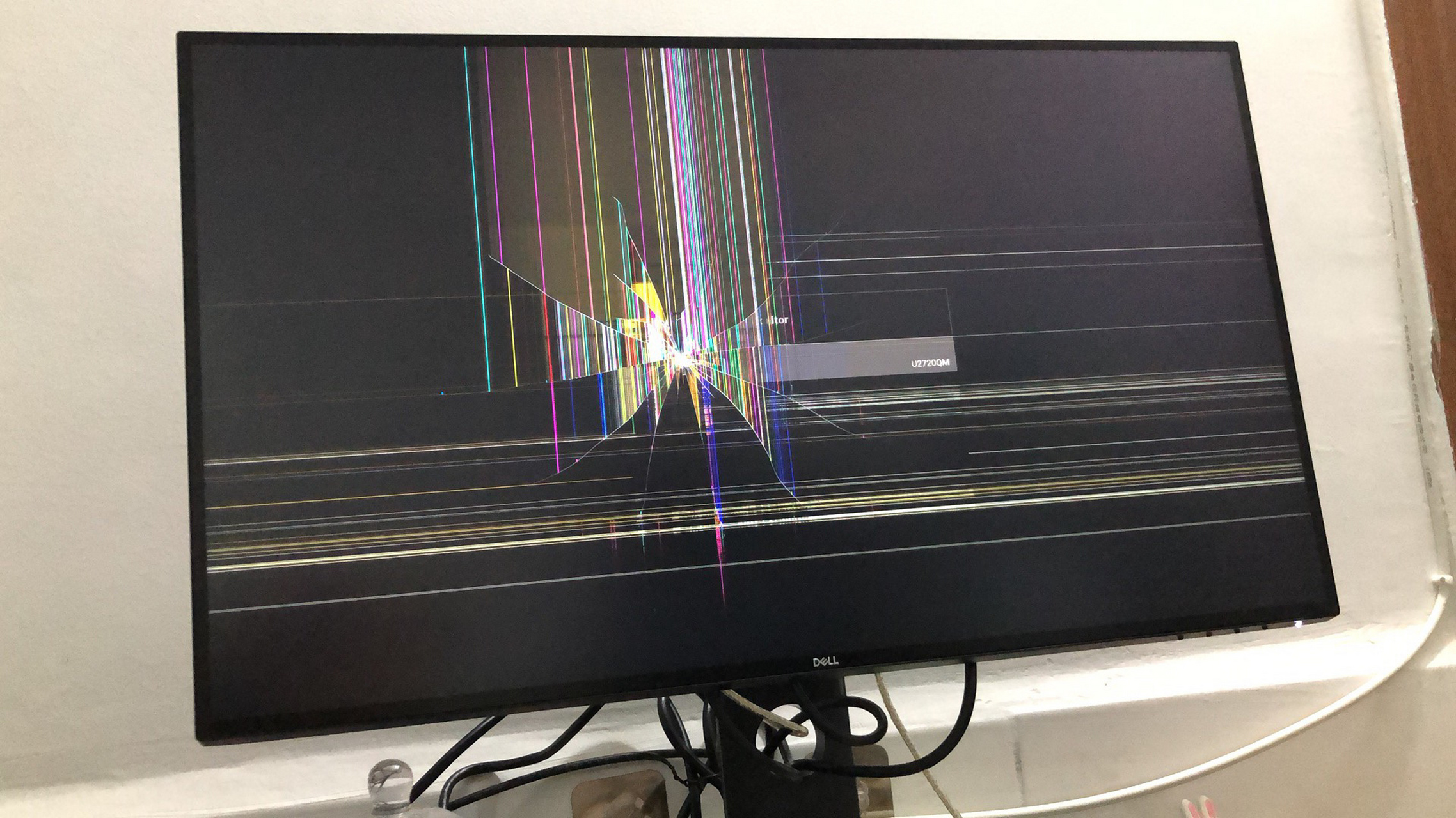 三千多的戴尔显示屏撞花屏了 刚买几个月的显示屏,碎屏不在维保范围