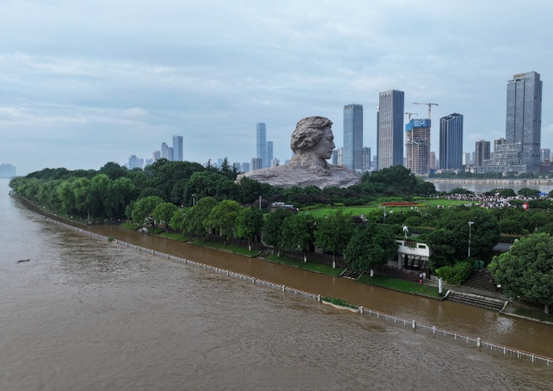 【#长沙橘子洲亲水平台被淹# 】6月19日晚,受上游持续降雨影响,长沙