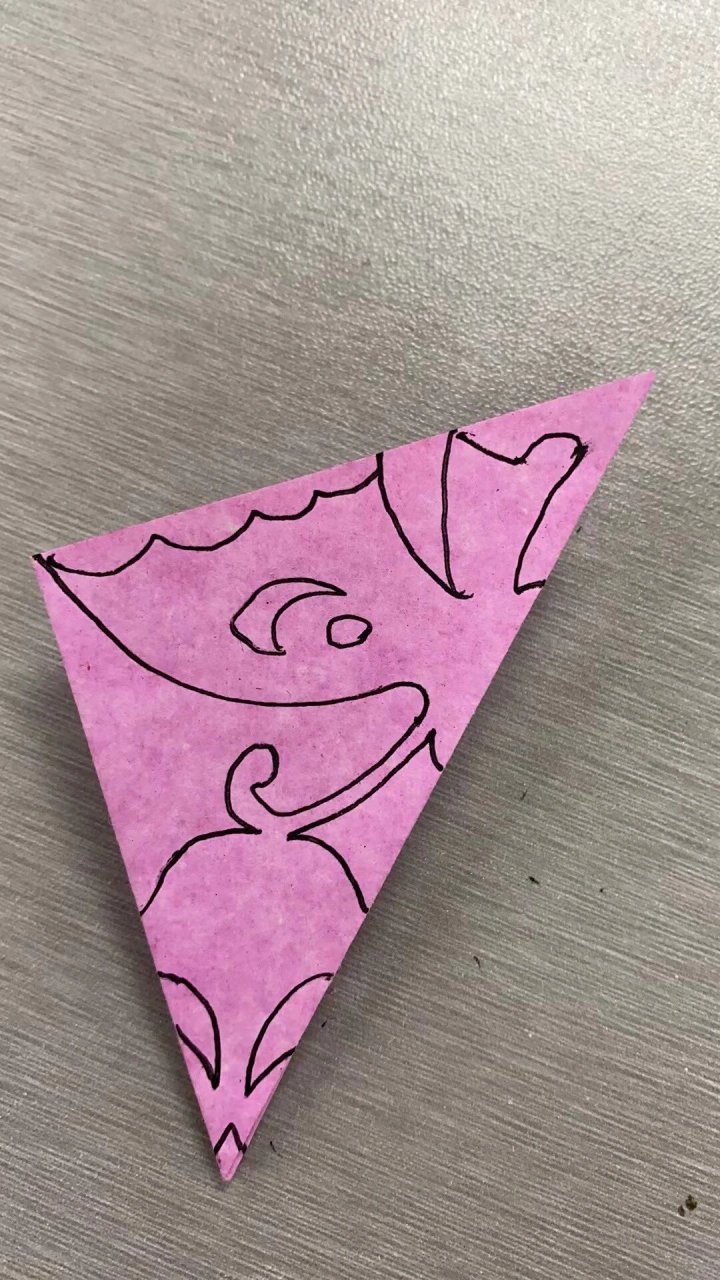 基础四边形剪纸-蝶恋花(含纸样) 正方形纸对折三次,依照纸样画好剪