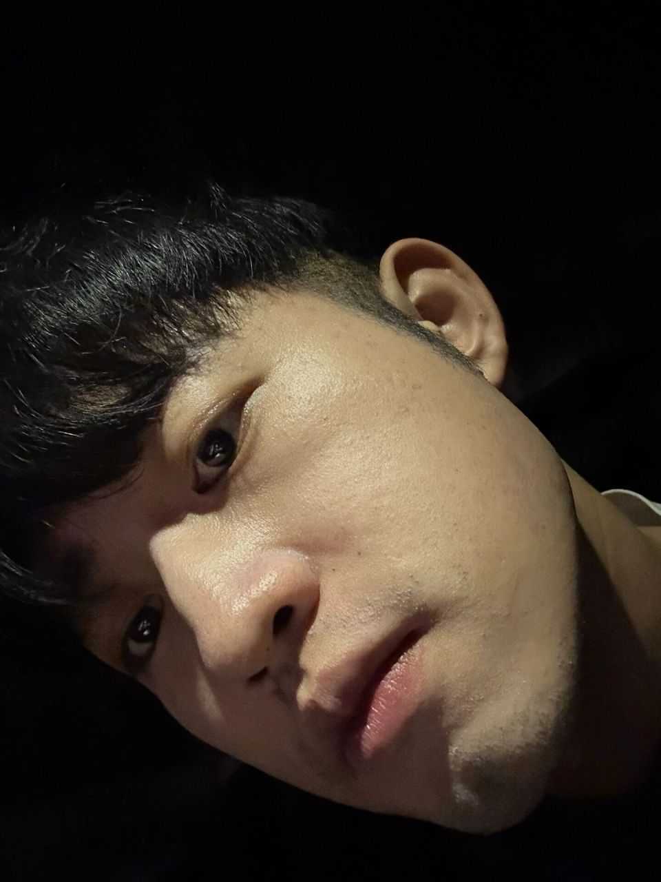 30岁男生 顶光下的生图状态 [得意]